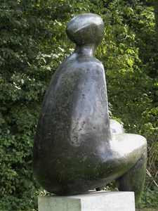906049 Afbeelding van de achterzijde van het bronzen beeldhouwwerk 'Zittende vrouwentorso' van Willy Blees (1931-1988), ...